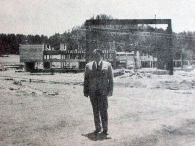 Fotografía del Dr. Nabor Carrillo Flores tomada frente a la construcción del edificio del reactor